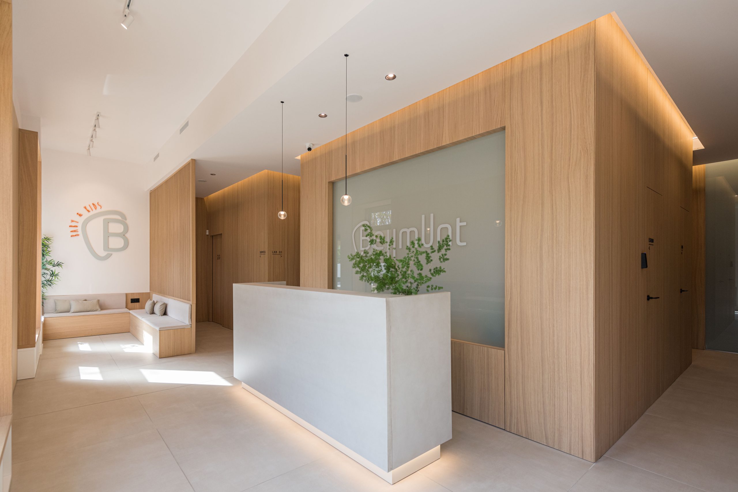 Interiorismo de clínica dental en Vilassar de Mar Barcelona diseñado por Bauma Studio